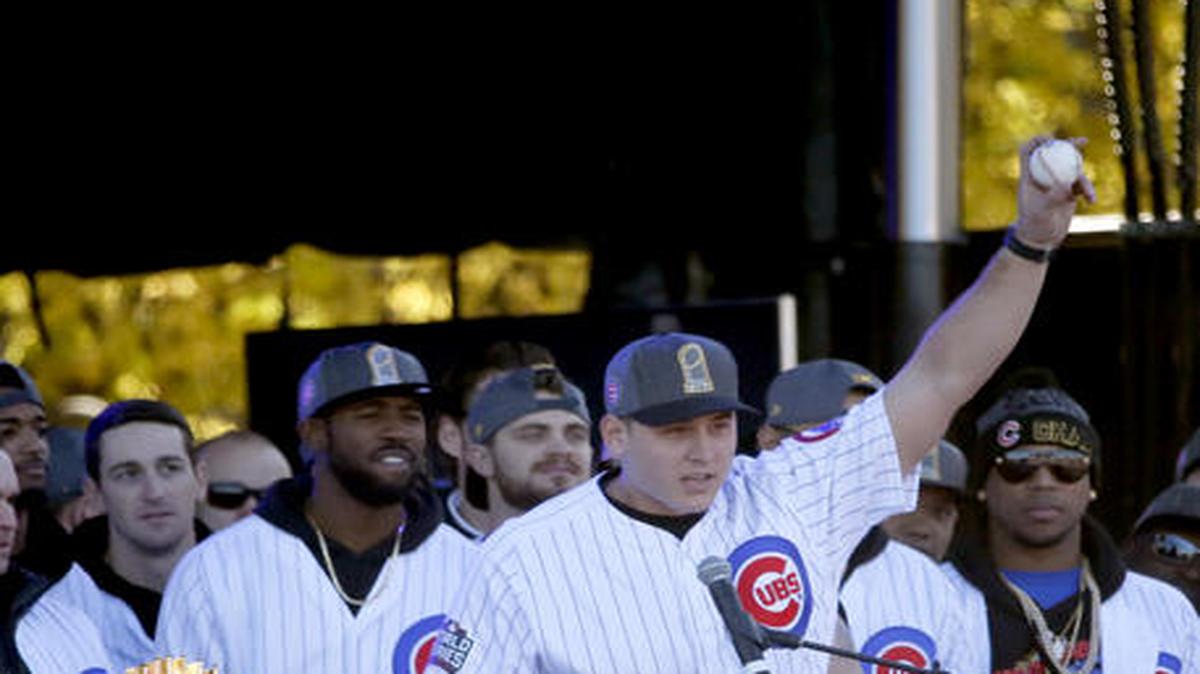 El primera base de los Cachorros Anthony Rizzo sostiene en su mano la pelota del último out de la Serie Mundial, en la parada al equipo campeón celebrada el 4 de noviembre del 2016.