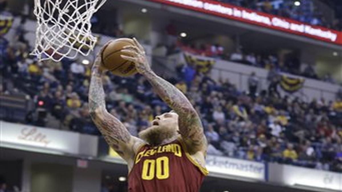 Chris Andersen anota una canasta para los Cavaliers en un partido ante los Pacers, el 16 de noviembre de 2016.