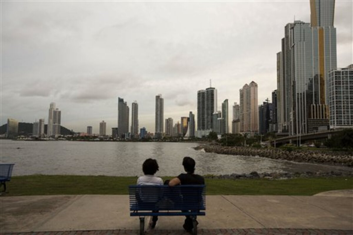 Una pareja sentada en un banco observa la silueta de la ciudad de Panamá el 24 de junio del 2016. Panamá es un centro turístico cada vez más importante, que el año pasado recibió 2,3 millones de visitantes, un 10% más que el año previo.