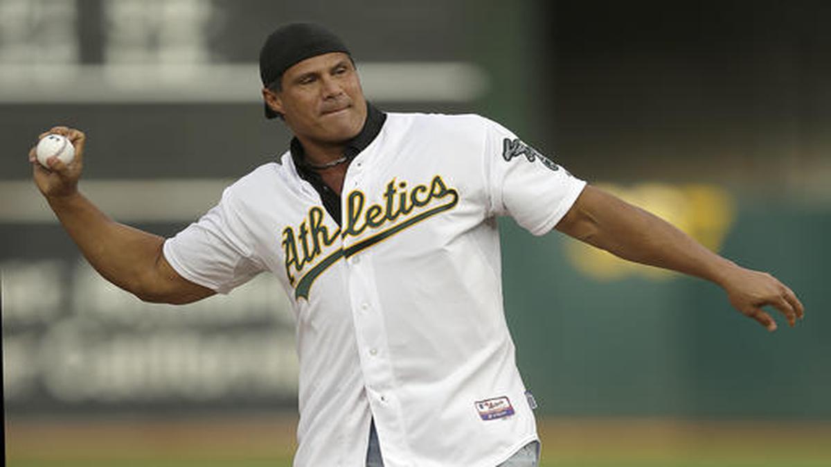 José Canseco lanza la pelota inicial en un partido entre los Atléticos y los Medias Rojas, el 3 de septiembre del 2016 en Oakland, California.