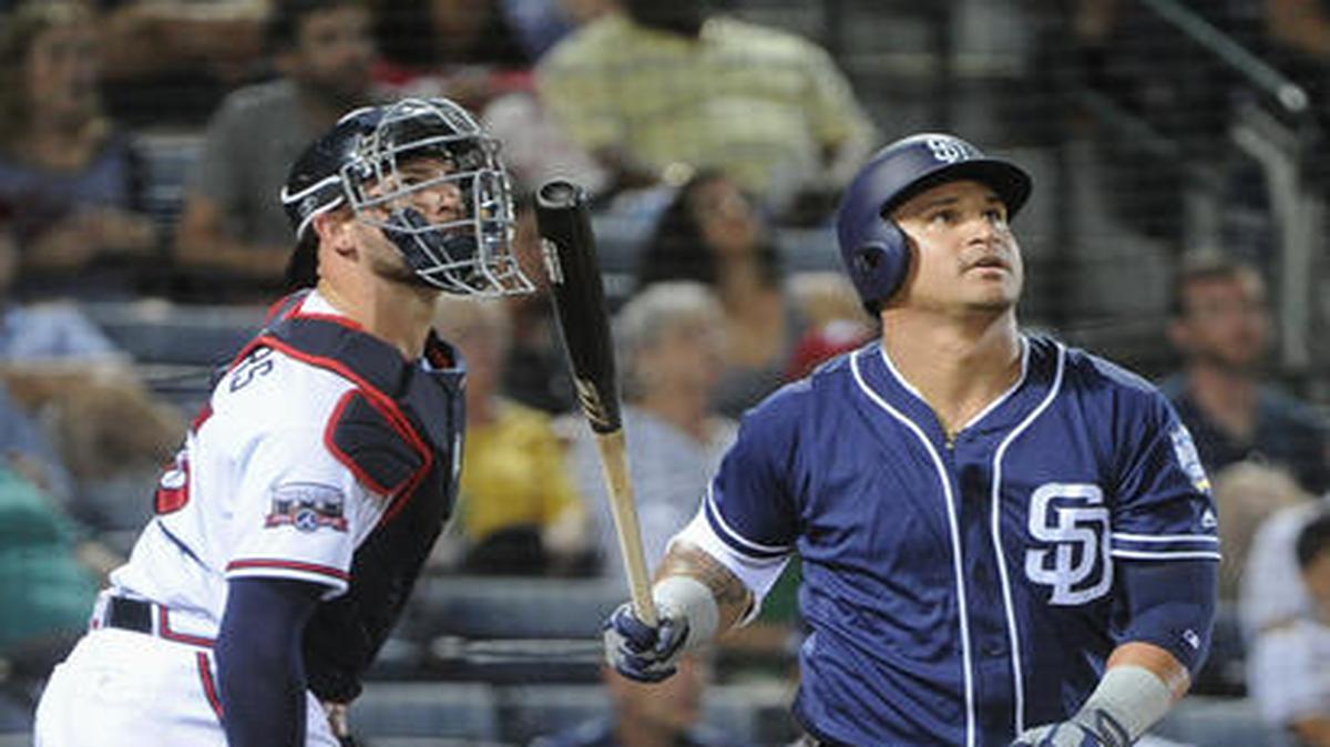 Oswaldo Arcia mira la pelota tras batear un jonrón con los Padres de San Diego en el partido ante los Bravos, el 30 de agosto del 2016 en Atlanta.