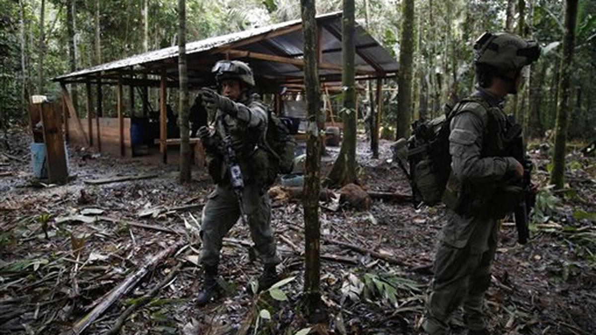 Foto de archivo: Policías antinarcóticos caminan frente a un laboratorio para procesar cocaína que estaba por ser destruído en Calamar, estado de Guaviare, Colombia, el martes 2 de agosto de 2016. 