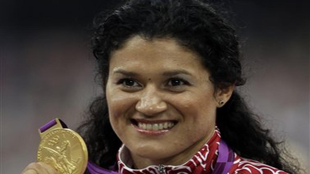 En esta foto de archivo del 11 de agosto de 2012, la rusa Tatyana Lysenko posa con su medalla de oro del lanzamiento de martillo de los Juegos Olímpicos de Londres. Lysenko fue despojada de la medalla el 11 de octubre de 2016 por dopaje.