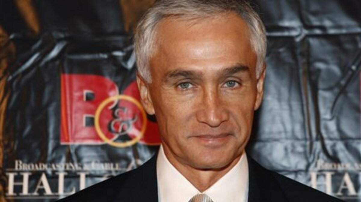 En esta foto del 20 de octubre del 2009, el periodista de Univision Jorge Ramos posa al llegar a la ceremonia de los Broadcasting & Cable Hall of Fame Awards en Nueva York. Ramos dijo que le gustaría moderar uno de los debates presidenciales. No cree que su reciente llamado a que la gente asuma una postura contra el republicano Donald Trump deba afectar sus posibilidades de ser considerado.