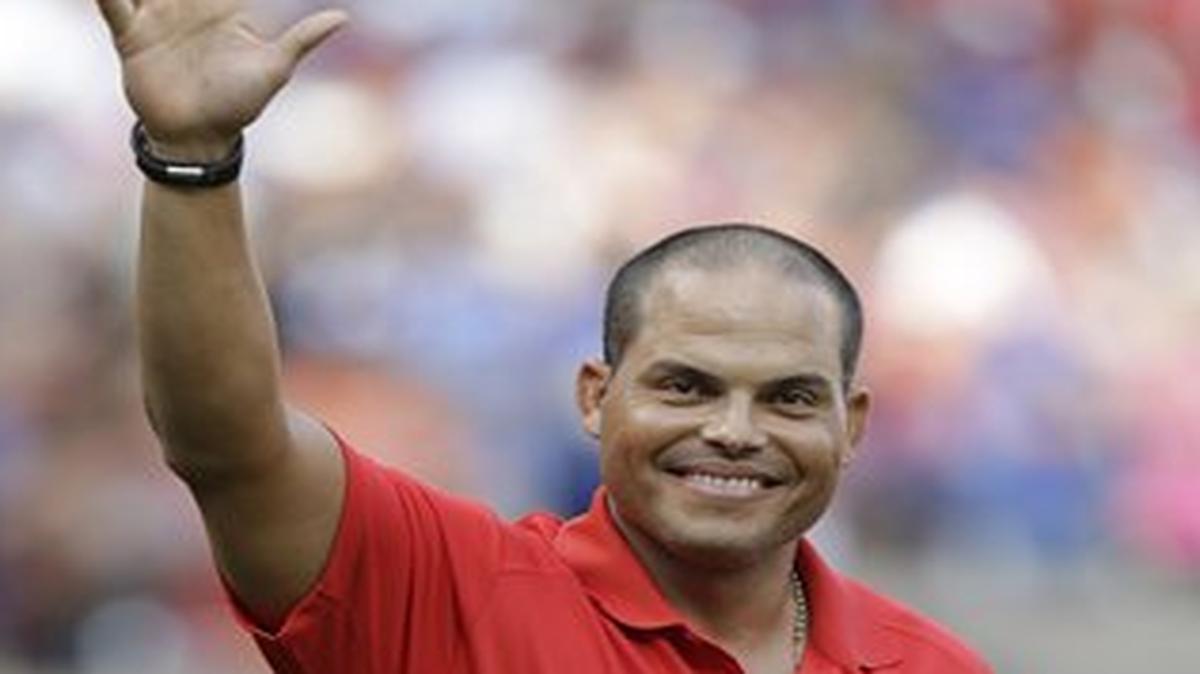 Foto de archivo del 20 de julio de 2013 en la que Iván Rodríguez saluda al público en Texas en el acto donde lo exaltaron al Salón de la Fama de los Rangers.